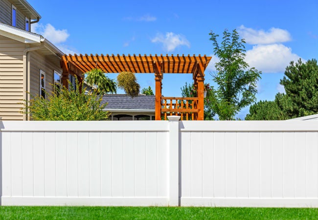 4 Reasons to Choose Vinyl Fencing for Your Backyard